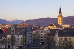 La chiesa di St. Jakob a Villach, Carinzia, Austria, al tramonto.
