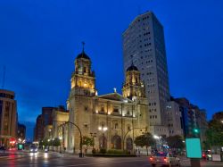 La chiesa di St. Jose a Gijon, Asturie, Spagna, illuminata di notte. L'attuale chiesa ha sostituito quella precedente distrutta durante la Guerra Civile spagnola. Lo stile si ispira al barocco ...