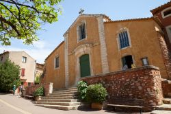 La chiesa di St.Michel si trova nella sommità del borgo francese di Roussillon. La chiesa, inizialmente costruita nell'XI secolo, è stata più volte ricostruita nel corso ...