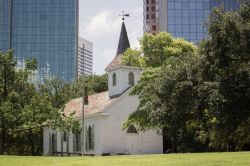 La chiesa di St.John a Houston, Texas, USA: sorge fra alti palazzi e grattacieli.
