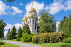 La chiesa di Tutti i Santi sulla collina di Mamaev Kurgan a Volgograd, Russia. Di grande pregio sono le quattro cupole dorate - © GetmanecInna / Shutterstock.com
