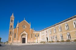La chiesa e il campanile di Sant'Antonio a Manduria, Puglia, Italia. Rappresenta un bell'esempio di barocco pugliese.
