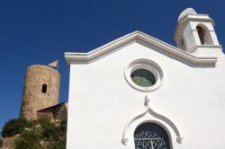 La chiesa e il castello di Sant Joan nella città di Blanes, Costa Brava, Spagna. Uno scorcio delle archittture religiose e militari della località spagnola.


