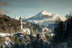 La chiesa e il villaggio di Tiefencastel nelle Alpi svizzere, Canton dei Grigioni