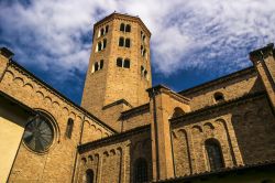 La chiesa e la torre campanaria di Sant Antonino a Piacenza