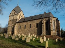 La chiesa evangelica di San Pietro a Hohensyburg, Dortmund, Germania, con il cimitero.
