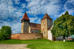 La chiesa fortificata di Brateiu nei pressi di Biertan, Romania. Molto ben conservato, questo grazioso villaggio medievale della Transilvania sorge sulla strada per Medias, a circa 55 km da ...