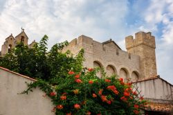 La chiesa fortificata di Notre-Dame-de-la-Mer, a Saintes-Maries-de-la-Mer, in Camargue, Provenza (Francia)