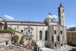 La chiesa gotica di San Francesco a Ascoli Piceno, Marche, Italia. Completato nel 1549, questo edificio religioso è uno dei monumenti che delimitano Piazza del Popolo - © trotalo ...