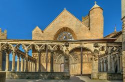 La chiesa gotica di Santa Maria la Real a Olite, Spagna. Celebre per la splendida facciata di notevole ricchezza iconografica, ospita al suo interno una suggestiva pala d'altare con Cristo ...