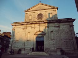 La chiesa in piazza Saint-Louis de Gonzague a Pau, Francia, al calar del sole. 
