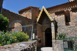 La chiesa in pietra del borgo medievale di Rennes-le-Chateau, Francia.
