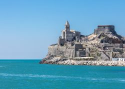 La chiesa in stile gotico genovese di San Pietro a Porto Venere, La Spezia, Liguria. E' arroccata sulla roccia del promontorio delle Bocche di Porto Venere.



