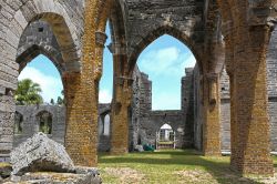 La Chiesa Incompiuta di St. George's, arcipelago delle Bermuda. Sorge sulla cima di una collina e rappresenta, suo malgrado, uno dei simboli di questo luogo. Costruita per diventare la cattedrale ...