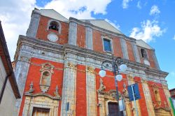La Chiesa Madre dedicata all'Assunta, in centro a Moliterno, il borgo della Basilicata, utilizzato da Rocco Papaleo come tappa per il suo viaggio nel film Basilicata Coast to Coast ...