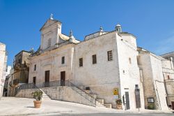 La chiesa madre di Cisternino, Puglia. La facciata, in stile neoclassico, risale al 1848.
