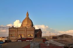 La Chiesa madre di Favara con la sua grande cupola, dorata nella luce del tramonto in Sicilia - © lmascaretti / Shutterstock.com