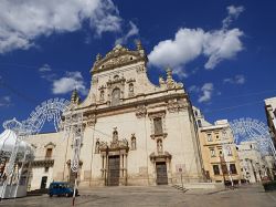 La Chiesa Madre di Galatina in Puglia, Salento. Edificata fra il 1621 e il 1633 sul sito di un precedente luogo sacro, la chiesa dei Santi Pietro e Paolo possiede una facciata barocca articolata ...