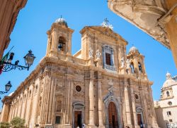 La Chiesa Madre di Marsala, provincia di Trapani (Sicilia). Chiamata in dialetto Matrice, questo edificio religioso si presenta su base basilicale con prospetto di duomo.
