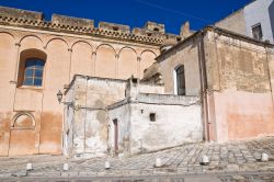 La chiesa Madre di Massafra, Puglia - Costruita nel XVI° secolo su un'antica cripta probabilmente dedicata a San Lorenzo, questa chiesa fu consacrata nel Febbraio del 1582. L'edificio ...