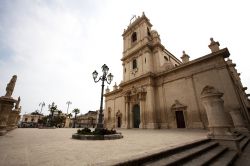 La chiesa madre di San Sebastiano a Avola, Sicilia. Dedicato in precedenza a San Nicolò di Mira, questo edificio religioso sorge su un'area rettangolare accanto alla grande piazza ...