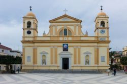 La Chiesa Madre di Santa Anna in centro a Balestrate, con la foto di Padre Pio sulla porta di ingresso. Siamo in Sicilia - © Henk Vrieselaar / Shutterstock.com