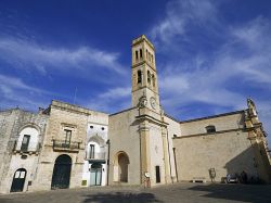 La chiesa Madre di Specchia in Puglia e la sua torre campanaria con orologio