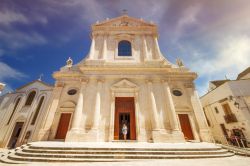 La Chiesa Madre San Giorgio nel cuore storico di Locorotondo in Puglia - © Mila Atkovska / Shutterstock.com