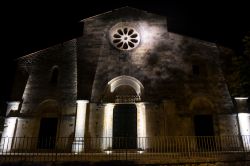 La chiesa medievale di San Tommaso nei pressi di Caramanico Terme, Pescara, Abruzzo. Dedicato a San Tommaso Becket, questo edificio religioso ubicato nell'omonima frazione del villaggio ...