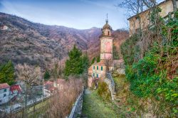 La chiesa nel villaggio di Senarega in provincia di Genova, Valbrevenna, Liguria - © faber1893 / Shutterstock.com