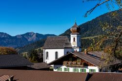 La chiesa nel villaggio di Wamberg vicino a Garmisch-Partenkirchen, Germania.
