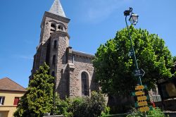 La Chiesa neogotica di Saint Cyr in centro a Chatelus in Francia