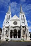 La chiesa neogotica di San Giacomo a Pau, Francia, con le due torri campanarie - © Valery Shanin / Shutterstock.com
