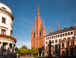 La chiesa neogotica Marktkirche a Wiesbaden, Germania. Questa chiesa protestante si presenta con 5 torri, una delle quali rappresenta ancora oggi l'edificio più alto della città ...