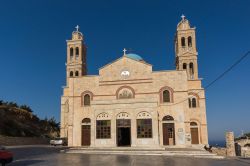 La chiesa ortodossa di Anastaseos nella cittadina di Ermopoli, Syros, arcipelago delle Cicladi, Grecia. Semplice nella sua linea architettonica, è impreziosita da vetrate colorate e dalla ...