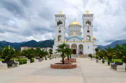 La chiesa ortodossa di St. Jovan Vladimir a Bar, Montenegro. Questa splendida cattedrale, dedicata a San Jovan Vladimir, patrono del paese, è un meraviglioso esempio di architettura balcanica ...