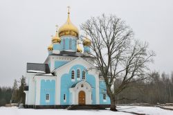 La chiesa ortodossa in pietra blu nel monastero Nikandrova Pustyn nella regione di Pskov, Russia. A caratterizzare questo luogo di culto sono le cupole dorate e la facciata azzurro pastello. 
 ...
