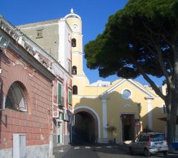 La chiesa parrocchiale del borgo di Serrara, Isola d'Ischia. Assieme alla località Fontana formano il comune  della porzione sud-occidentale dell'isola, sulle pendici del ...