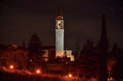 La Chiesa parrocchiale di Castegnero fotografata di notte - © Lorenz13F, CC BY-SA 4.0, Wikipedia