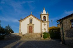 La chiesa parrocchiale di Linhares da Beira con il campanile, Portogallo.



