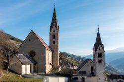 La Chiesa Parrocchiale di Santo Stefano (sinistra) e la Chiesa di San Michele a Villandro in Alto Adige - © Philip Bird LRPS CPAGB / Shutterstock.com