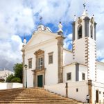 La chiesa portoghese di Sao Martinho de Estoi a Olhao, nella provincia di Faro, Portogallo. Conosciuta anche come Matriz de Estoi, questa suggestiva chiesa è affiancata da una torre campanaria.



 ...