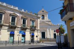 La chiesa principale del centro storico di Piedimonte Etneo in Sicilia - © gadzius / Shutterstock.com