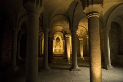 L'interno della chiesa principale di Abbadia San Salvatore in Toscana: ci troviamo nella cripta romanica - © Claudio Giovanni Colombo / Shutterstock.com