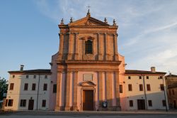 La chiesa principale di Mesola fotografata al tramonto, Emilia-Romagna.
