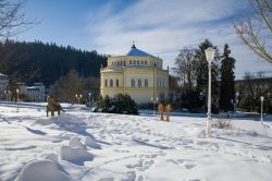 La chiesa romanica dell'Assunzione della Vergine Maria a Marianske Lazne (Marienbad), Repubblica Ceca, in inverno.
