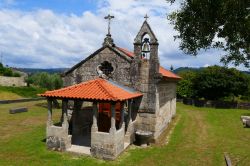 La chiesa romanica di Saint Martin nel villaggio di Balugaes, nei pressi di Barcelos, nord del Portogallo. Questo edificio religioso venne consacrato nell'XI° secolo.

