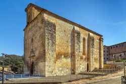 La chiesa romanica di Santa Maria Jus del Castillo a Estella, Comunità Autonoma della Navarra, Spagna. Costruita nel XII° secolo, questa cheisa è stata per decenni chiusa al ...