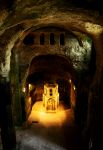 La chiesa sotterranea di Aubeterre-sur-Dronne, Francia: scavata nel VII° secolo, venne poi ampliata 5 secoli più tardi - © Elena Dijour / Shutterstock.com
