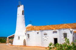 La Chiesa Stella Maris af Porto Cervo in Sardegna, Costa Smeralda - © ArtMediaFactory / Shutterstock.com